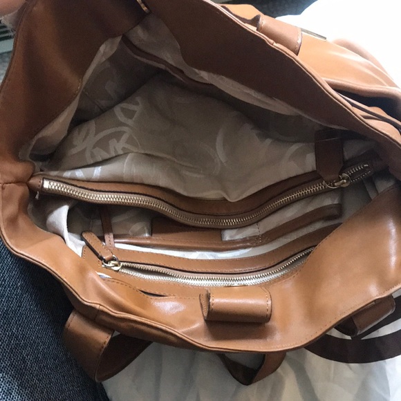 Michael Kors Tan leather bag w/ original silk bag - Picture 6 of 8